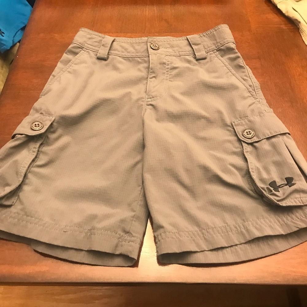 Under armor adjustable waist cargo shorts Grey